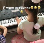 Маруся Бородина учится играть на пианино